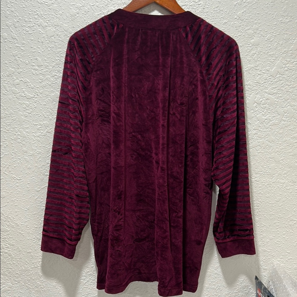 Linda Clifford women’s Burgundy Velvet Cardigan size 40/42 GUC - Picture 8 of 10